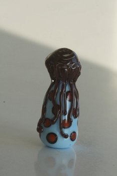 Handgemaakt vrouwtje van glas blauw met rode stippen NIEUW. - 3