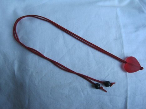 ketting rood hart hanger en veter met zwarte afwerking valentijn hart hippiemarkt - 1