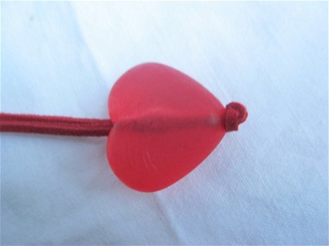 ketting rood hart hanger en veter met zwarte afwerking valentijn hart hippiemarkt - 3