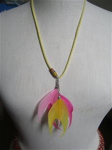 hippe ketting uniek design met veren geel roze