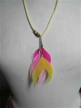 hippe ketting uniek design met veren geel roze - 2