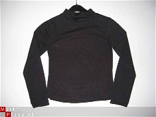 zwart longsleeve met col in maat 134/140