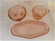 Setje suiker en melkkan met onderschaal van roze glas - 2 - Thumbnail