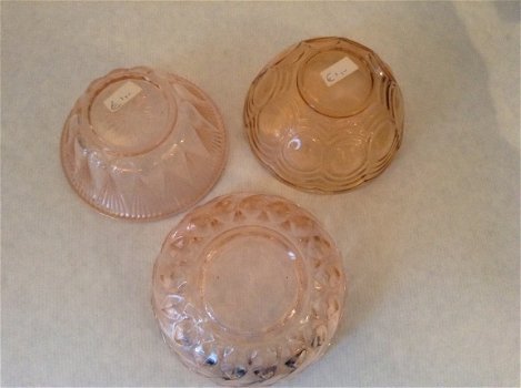 3 verschillende bakjes van roze glas - 3