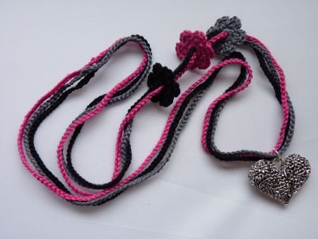 ** Lange gehaakte ketting met 3D hart - nr. 1