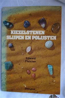 Kiezelstenen slijpen en polijsten in de draaitrommel Fletcher, Edward [ isbn 9060102940 ] Strengholt