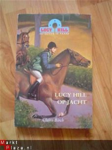 Lucy Hill op jacht door Claire Birch