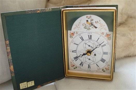 Leuke hebbedingtjes nr 1 beeldjes, klokje, beursje enz 1 The book of Time Roger Lascelles clocks - 1