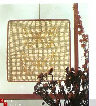 haakpatrooon raamdecoratie met vlinders - 1
