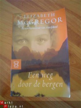 Een weg door de bergen door Elizabeth McGregor - 1