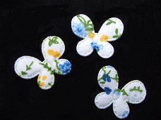 Klein wit vlindertje met bloemen ~ 2,5 cm ~ Blauw / geel