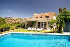 Afgeprijsde villa nabij golfbanen te koop Marbella
