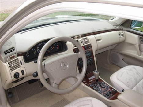 Mercedes-Benz E-klasse - 300 TURBO DIESEL ELEGANCE AUTOMAAT 96.000KM 1E EIGENAAR CLIMATE CONTROL, MU - 1