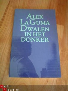 Dwalen in het donker door Alex la Guma