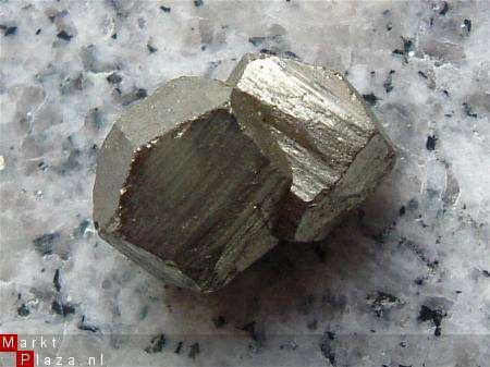 #21 Pyriet 2 samen gegroeide Kristallen China - 1