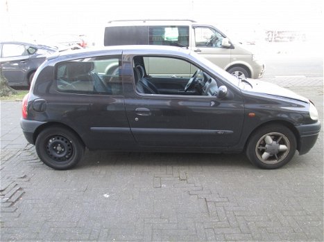 renault clio 1.6 16v. 79kw bouwjaar 2000 plaatwerk en Onderdelen - 2