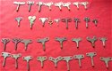 Oude , antieke ijzeren en koperen kloksleutels no 2. - 1 - Thumbnail