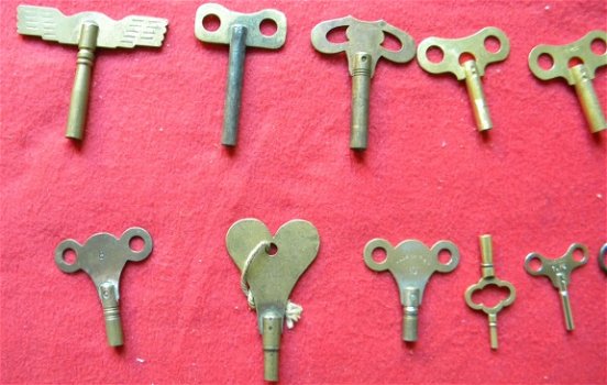Oude , antieke ijzeren en koperen kloksleutels no 2. - 2