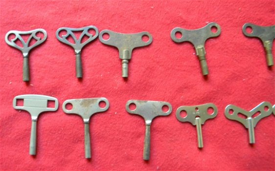 Oude , antieke ijzeren en koperen kloksleutels no 2. - 4