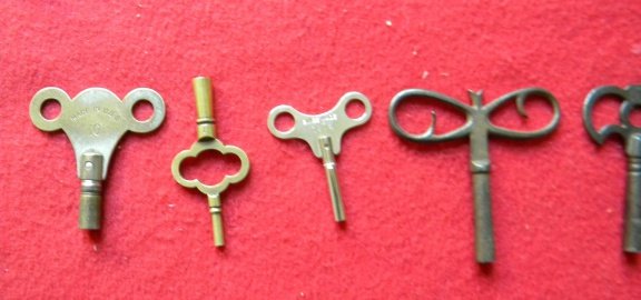 Oude , antieke ijzeren en koperen kloksleutels no 2. - 7