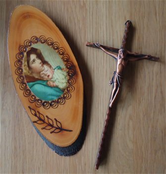 Bronskleurig kruisbeeld en religieuze afbeelding op hout. - 1