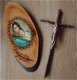 Bronskleurig kruisbeeld en religieuze afbeelding op hout. - 1 - Thumbnail