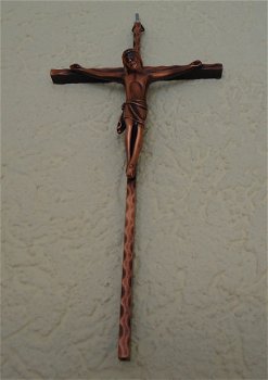 Bronskleurig kruisbeeld en religieuze afbeelding op hout. - 5