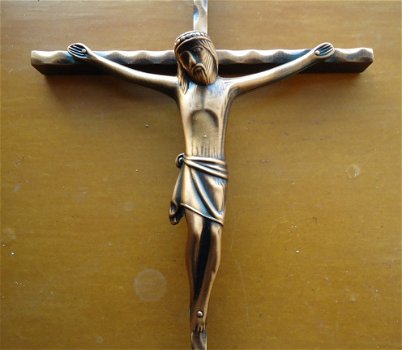 Bronskleurig kruisbeeld en religieuze afbeelding op hout. - 6