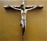 Bronskleurig kruisbeeld en religieuze afbeelding op hout. - 6 - Thumbnail