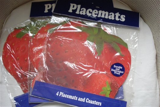 12 aarbei placemats en onderzetters 30x30 vaatwasbestendig Prijs 9,95 in een koop per verpakking van - 1
