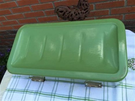 Een reseda groene kleur heeft deze nostalgische emaille broodtrommel. - 8