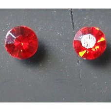 Rode strass oorbellen 5 mm bij Stichting Superwens!
