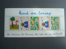 1987,cat nr 1390, blok / vel kinder postzegel , postfris