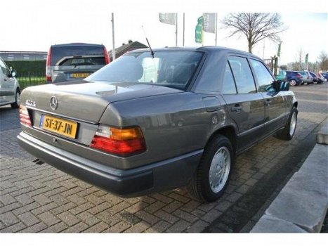 Mercedes-Benz 300-serie - W124 200-500 300 E - 1