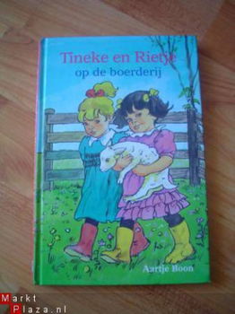 Tineke en Rietje op de boerderij door Aartje Boon - 1