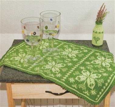 Haakpatroon 1118 placemat, kleedjes en flesjes met vlinders - 1