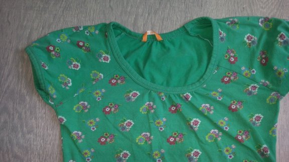 groen shirt met bloemetjes HEMA mt 158/164 - 2