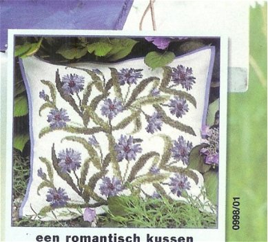 Borduurpatroon 726 kussen met korenbloemen - 1