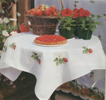 Borduurpatroon 1585 tafelkleed met aardbeien - 1