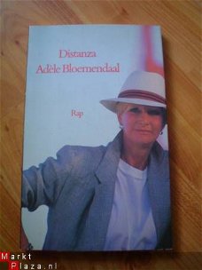 Distanza door Adèle Bloemendaal