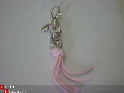 Mooie verzilverde tashanger met leer en Strass.