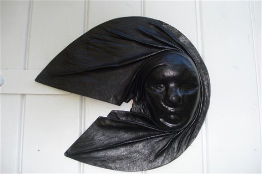 wandhanger masker zwart leer 24 x 23 cm als nieuw - 1