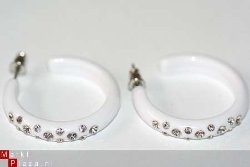 Mooie witte oorringen met blanke Strass steenjes.