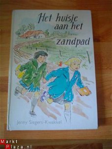 Het huisje aan het zandpad door Jenny Slegers-Kwakkel