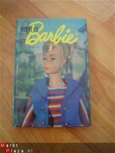 Hier is Barbie door C. Lawrence en B.L. Maybee