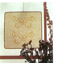 Haakpatroon 087 raamdecoratie met vlinders.