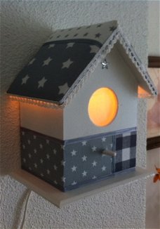 Vogelhuisje met lampje in grijs-wit