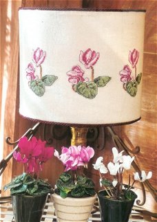 Borduurpatroon 3484 lampekap met cyclamen