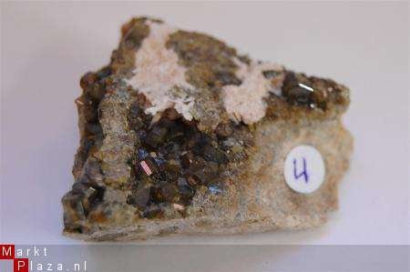 #4 Vesuvianiet Topper Kleine Olivijnkleurige kristallen - 1