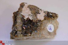 #4 Vesuvianiet Topper Kleine Olivijnkleurige kristallen
